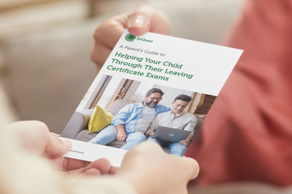 Lámha ag coinneáil leabhrán EirQuest 'A Parent's Guide to Helping Your Child Through Their Leaving Certificate Exams'
