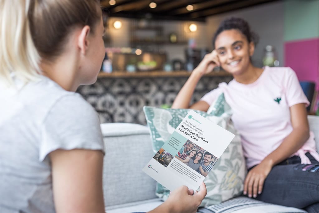 Dalta agus treoir scrúdú na hArdteistiméireachta, Mastering Revision and Self-Care, ina lámh aici agus í ag comhrá le cara